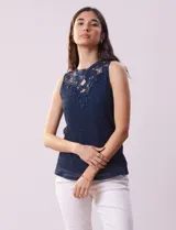 Blusa calada azul, sin mangas, con escote redondo y detalle de crochet.