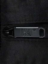 Neceser unisex negro con logo CAT en gris. Cuenta con gancho para colgar, asa de cincha, cierre de cremallera, bolsillo de malla con cremallera en un lateral y bolsillo de malla elástica en el otro.