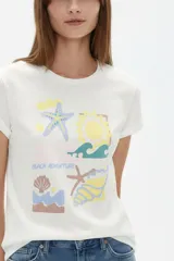 Remera de algodón verde militar, con manga corta, cuello redondo y diseño gráfico impreso en el frente con motivos veraniegos y el texto "Sunny Side".