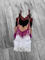 Top de encaje con aro y breteles finos regulables, disponible en varios colores: blanco, lila, dorado, negro y borgoña.