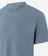 Remera celeste de algodón acanalado, corte slim fit, cuello redondo y mangas cortas.