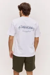 Remera blanca de algodón, de corte holgado y mangas cortas, con pequeño estampado azul en el pecho.
