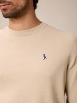 Sweater de punto con cuello redondo, manga larga y puños acanalados. Presenta un pequeño logo bordado en el pecho.