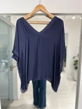 Blusa de seda color azul marino, de corte holgado y mangas cortas amplias con escote en V.