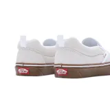Championes Vans modelo Knu Slip On, de diseño sin cordones, color blanco hueso con suela de goma color marrón. Presentan una silueta robusta con acolchado en el cuello y lengüeta, y el logo de la marca en el lateral.