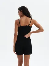 Short de pijama gris melange con cintura elástica y detalle de encaje blanco en el ruedo.