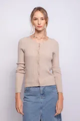 Cardigan de punto elástico color beige, de corte ajustado y manga larga, con escote redondo y cierre frontal de botones a tono.