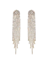 Caravanas largas de diseño colgante, compuestas por múltiples hileras de cristales brillantes engarzados en estructura metálica dorada.