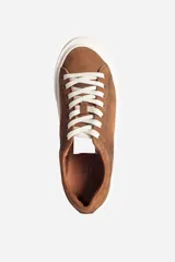 Zapatillas casuales de cuero color marrón con suela de goma blanca y cordones blancos.