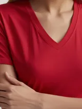 Remera gris de corte clásico con escote en V y mangas cortas.