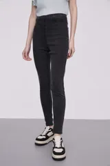 Calza de jean azul oscuro, corte skinny y tiro alto.