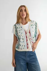 Chaleco de punto con escote en V y cierre frontal de botones. Presenta un diseño estampado con motivos botánicos y líneas verticales en tonos beige, verde, azul y rojo.