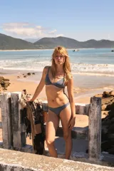 Conjunto de bikini gris con brillos, de corte triangular y tirantes finos.