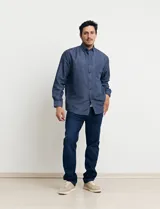 Camisa de manga larga con estampado de lunares pequeños, cuello abotonado y bolsillo en el pecho.