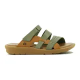 Sandalias de cuero color suela y marrón, con diseño de tres tiras cruzadas en el empeine y tira ajustable con velcro en el talón. Cuenta con suela plana y cómoda.