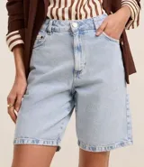 Bermuda regular de jeans celeste con cintura alta, bolsillos delanteros y traseros, cierre con botón y cremallera.
