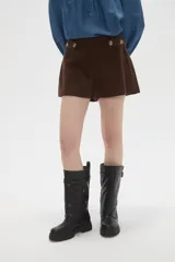 Short de tiro alto confeccionado en pana color marrón, con diseño de botones decorativos en la cintura y corte recto.