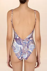 Traje de baño entero con estampado de abanicos en tonos azul y marrón, con breteles finos y escote en V. Presenta una banda de crochet en la cintura.