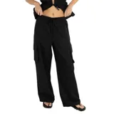 Pantalón cargo negro de corte ancho, con bolsillos laterales y cintura ajustable con cordón.