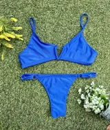 Conjunto de bikini azul eléctrico, con corpiño triangular con escote en V y bombacha colaless regulable.
