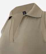 Blusa sin mangas de algodón con cuello polo y escote en V, de corte ajustado al cuerpo.