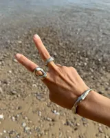 Anillo plateado de bronce, alpaca y plata 925, con forma irregular y textura rústica.