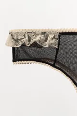Braguita de tiro medio color negro, confeccionada en tejido mesh transparente, con detalle de encaje y puntilla en color beige/dorado en la parte superior.