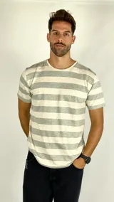 Remera de manga corta con cuello redondo, confeccionada en tejido de punto con diseño de rayas horizontales en tonos gris y beige.
