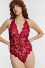 Body de encaje floral color rojo, con escote halter y espalda descubierta.