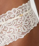 Bombacha caleçon femenina color blanco marfil, confeccionada en encaje floral con transparencia, cintura media, laterales anchos y bordes ondulados.