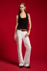 Musculosa de viscosa color negro, con corte al cuerpo, cuello redondo y detalles de encaje en los tirantes.
