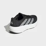 Championes de running Adidas Galaxy 8, de color negro con las tres tiras plateadas en el lateral y una suela gruesa de amortiguación blanca.