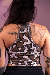 Musculosa deportiva estampada con diseño abstracto en tonos marrones y blancos.