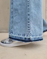 Pantalón de jean estilo wide leg con costuras verticales frontales, tiro alto y bolsillos laterales.