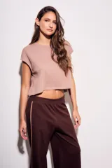 Remera gris de algodón con poliéster, corte crop, mangas cortas y bolsillo en el pecho.