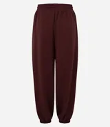 Pantalón balloon de modal color bordó, de corte amplio en las piernas con botamangas ajustadas, cintura con cordón ajustable y bolsillos funcionales.