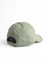 Gorro deportivo tipo jockey color verde militar, con visera curva y un pequeño logo bordado en el frente.