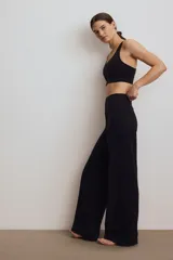Leggings deportivos negros de corte amplio con tecnología SoftMove™ y DryMove™, de tiro alto y cintura ancha.