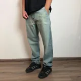 Jean de corte recto con lavado claro y efecto desgastado, confeccionado en denim de algodón.