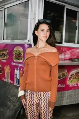 Saco tejido de punto color naranja con efecto bicolor, escote off-shoulder y cierre frontal bidireccional.