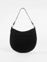 Cartera de hombro negra de gamuza con detalle de cordones entrelazados y ojales metálicos plateados en el borde. Tiene una correa de hombro y una correa larga extraíble para llevar cruzada.