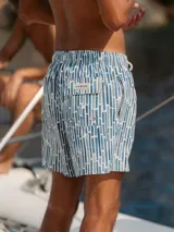 Short de baño Von Braun con estampado geométrico de rectángulos en tonos azules y blancos. Cuenta con cintura elástica, dos bolsillos laterales, un bolsillo trasero con solapa y logo de la marca.