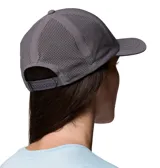 Gorra gris Columbia modelo Mountaincap II 3D, con paneles traseros de malla perforada por láser y parche de goma frontal con el logo de la marca. Cuenta con tecnología Omni-SHIELD™ de repelencia al agua y las manchas.