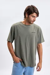 Remera de manga corta con corte oversize, color verde oliva, con estampa pequeña en el pecho con la frase 'gettin ready'.