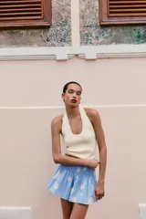 Falda corta de tiro medio con cintura elástica tipo nido de abeja y diseño con estampado de lunares grandes.