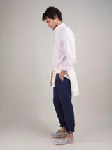 Camisa de hombre Oxford a rayas, de corte Regular Fit, con cuello buttondown, cierre frontal de botones, manga larga con puño simple y logo bordado en el pecho. Confeccionada con algodón orgánico y algodón reciclado.