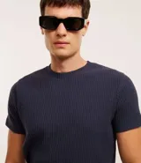 Remera masculina de manga corta y cuello redondo, confeccionada en tejido rib con textura atercipelada y acabado acanalado.