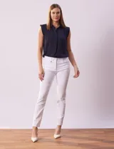 Pantalón negro de gabardina elastizada marca Tahari, corte slim, con pretina con pasadores, cierre y broche interno. Delantera y trasera con bolsillos.