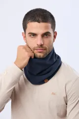 Cuello polar de diseño envolvente, confeccionado en tejido suave y abrigado, ideal para proteger del frío.