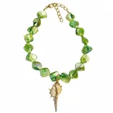 Collar corto elaborado con cuentas de nácar en tonos verdes y dije colgante en forma de caracol con estructura metálica dorada. Cuenta con cadena de extensión ajustable y cierre de mosquetón.